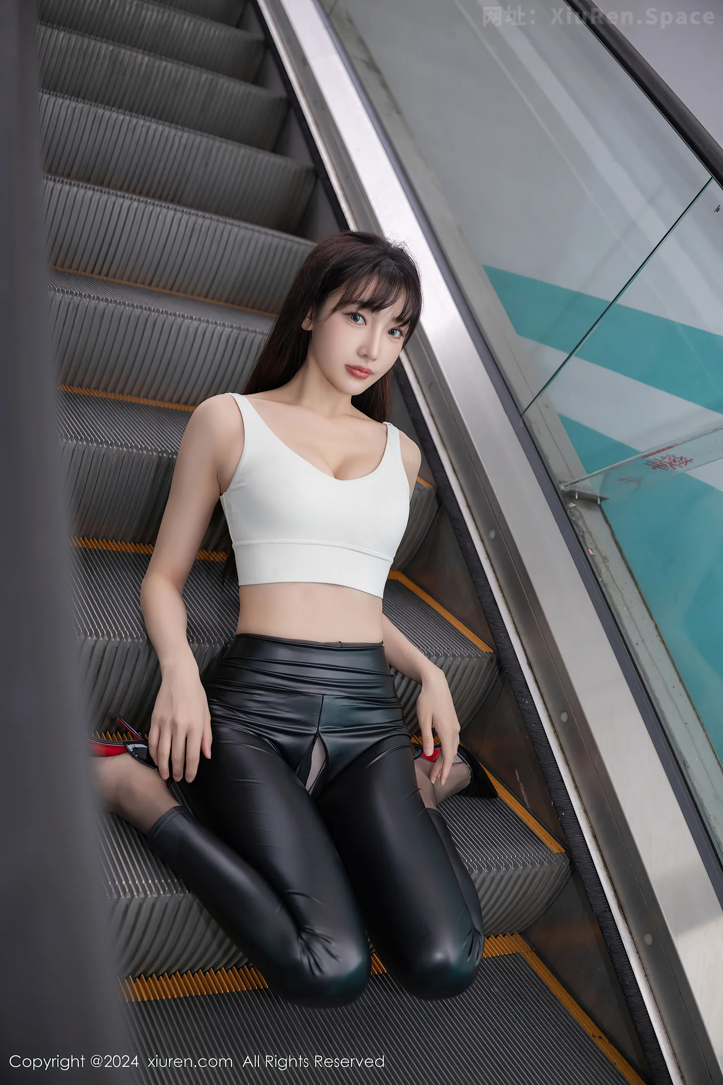 图片[4]-[XiuRen秀人网] VOL.9377 模特陆萱萱性感白上衣配黑皮长裤露超薄黑丝秀翘臀美腿诱惑写真81P-秀人网官方网站